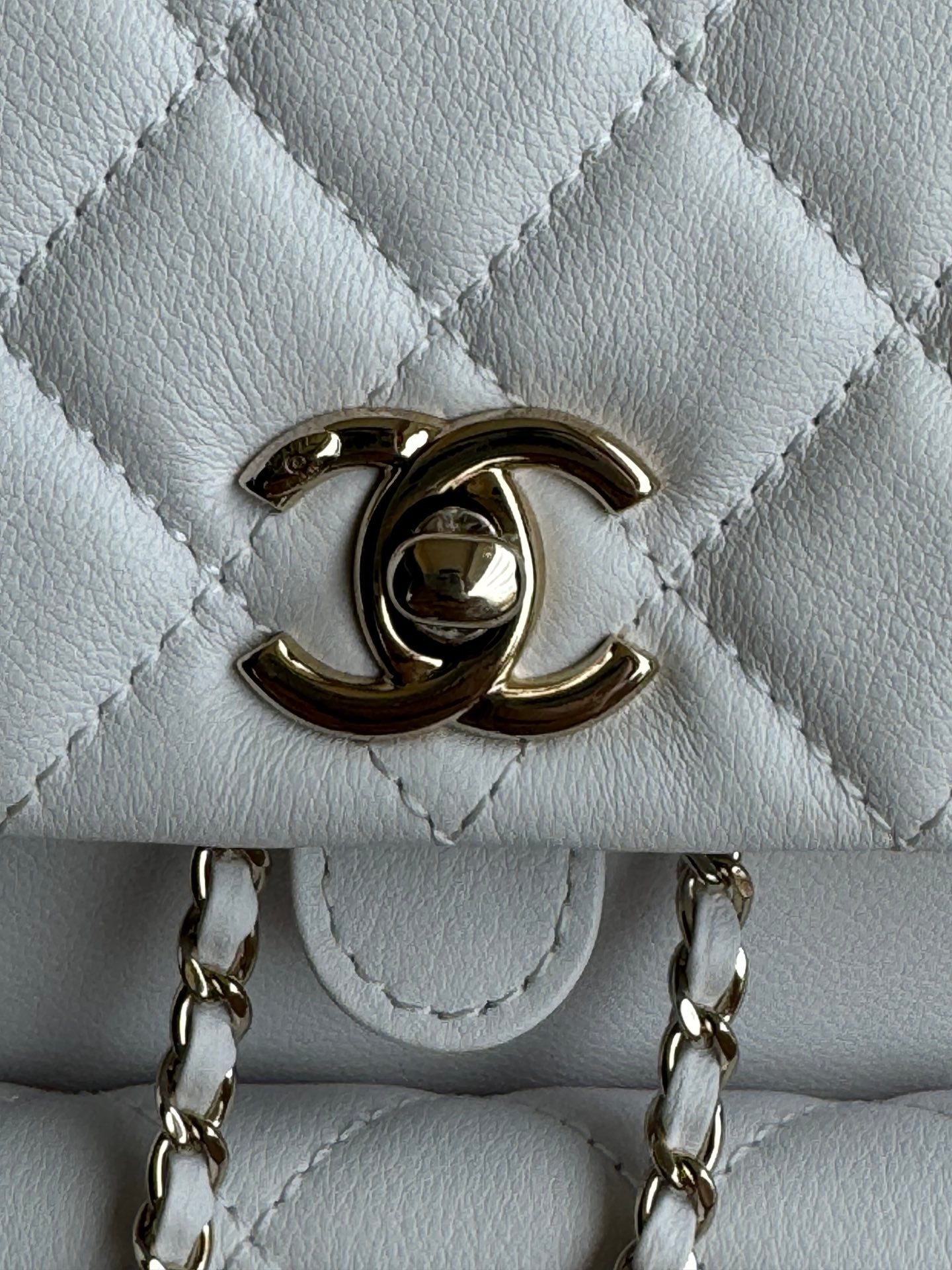 Sac à dos Duma 22 cm en cuir d'agneau blanc avec accessoires dorés clairs