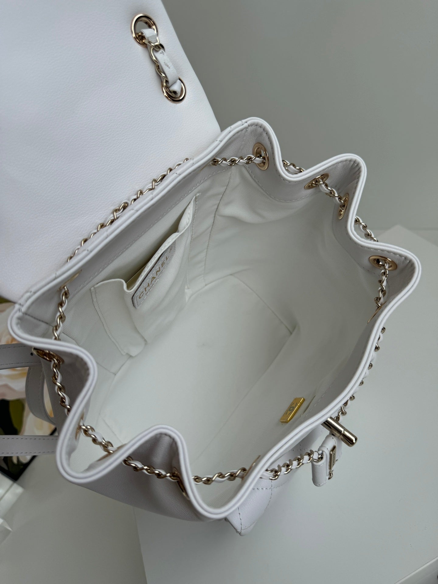 Sac à dos Duma 22 cm en cuir d'agneau blanc avec accessoires dorés clairs