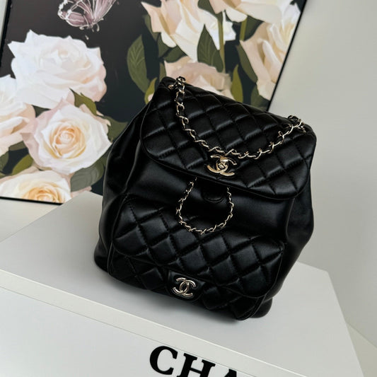 Sac à dos Duma 22 cm en cuir d'agneau noir avec accessoires dorés clairs