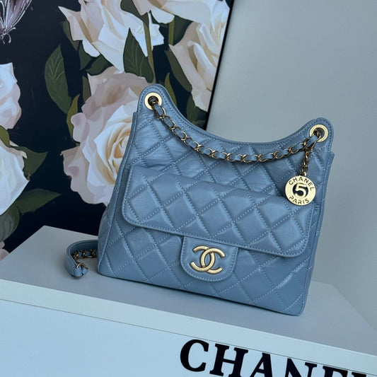 Petit sac hobo CC 23C 21,5 en cuir d'agneau bleu nuage, accessoires dorés