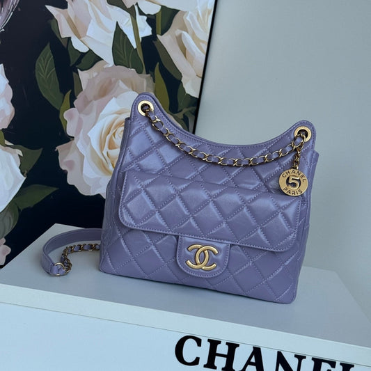 Petit sac hobo CC 23C 21,5 en cuir d'agneau violet et accessoires dorés