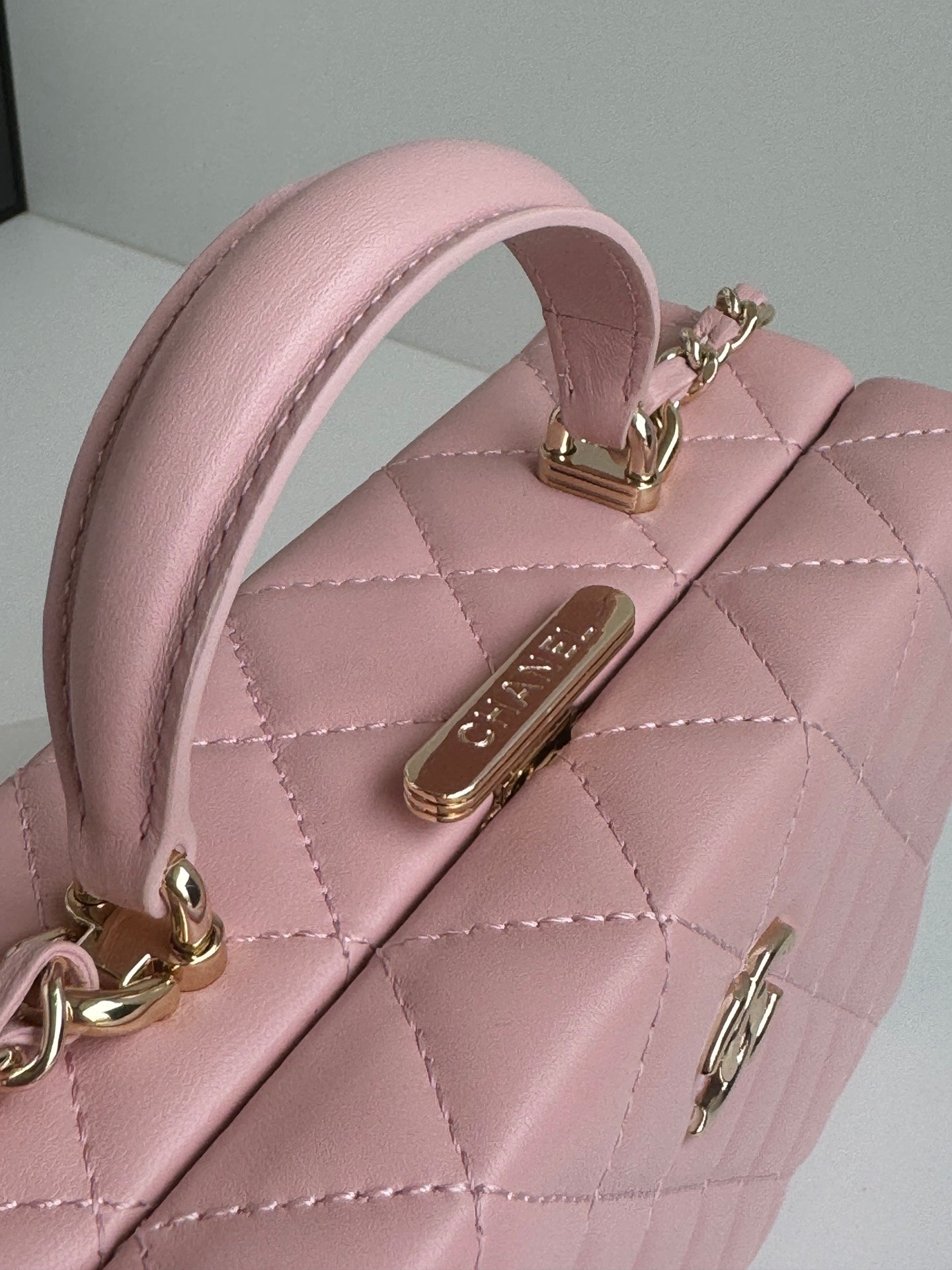 PETIT SAC BOÎTE 18 PO BALLERINE EN CUIR D'AGNEAU ROSE QUINCAILLERIE DORÉ
