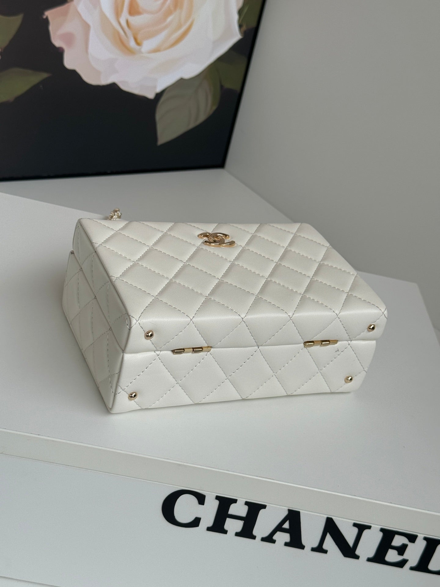 PETIT SAC BOÎTE 18 PO EN CUIR D'AGNEAU BLANC QUINCAILLERIE DORÉ