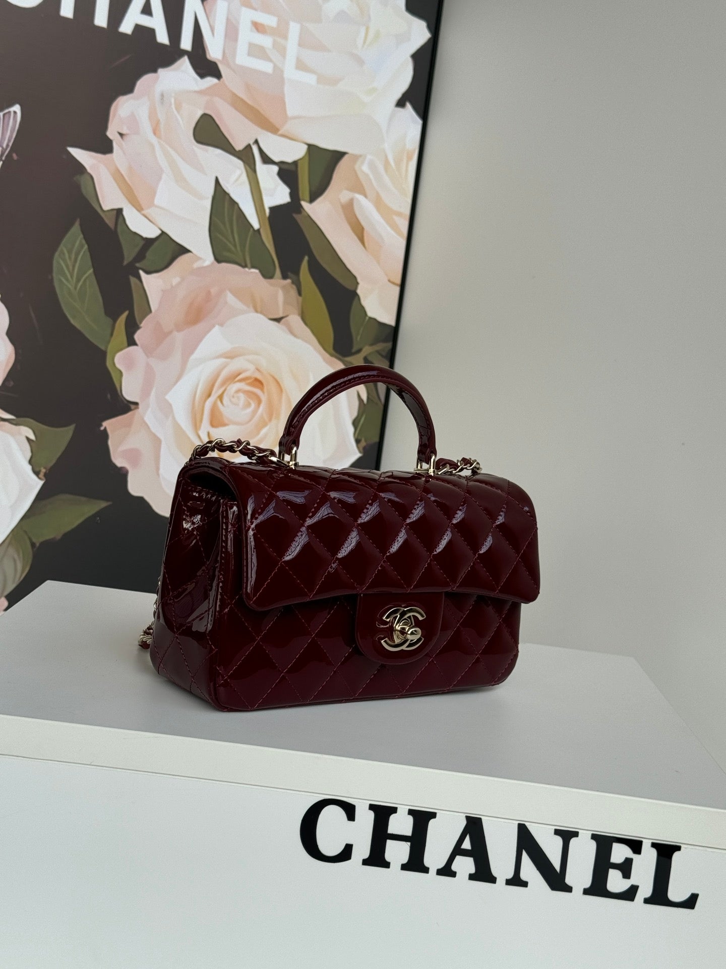 MINI SAC À RABAT 20 EN CUIR DE VEAU BRILLANT ROUGE ACAJOU, QUINCAILLERIE DORÉ 