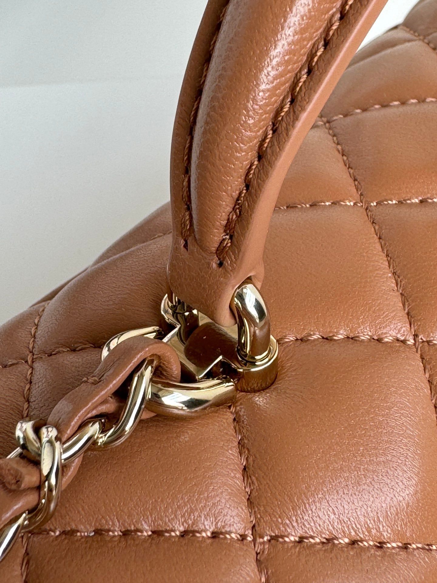 SAC À RABAT 20 EN CUIR D'AGNEAU MARRON BRONZE AVEC POIGNÉE 