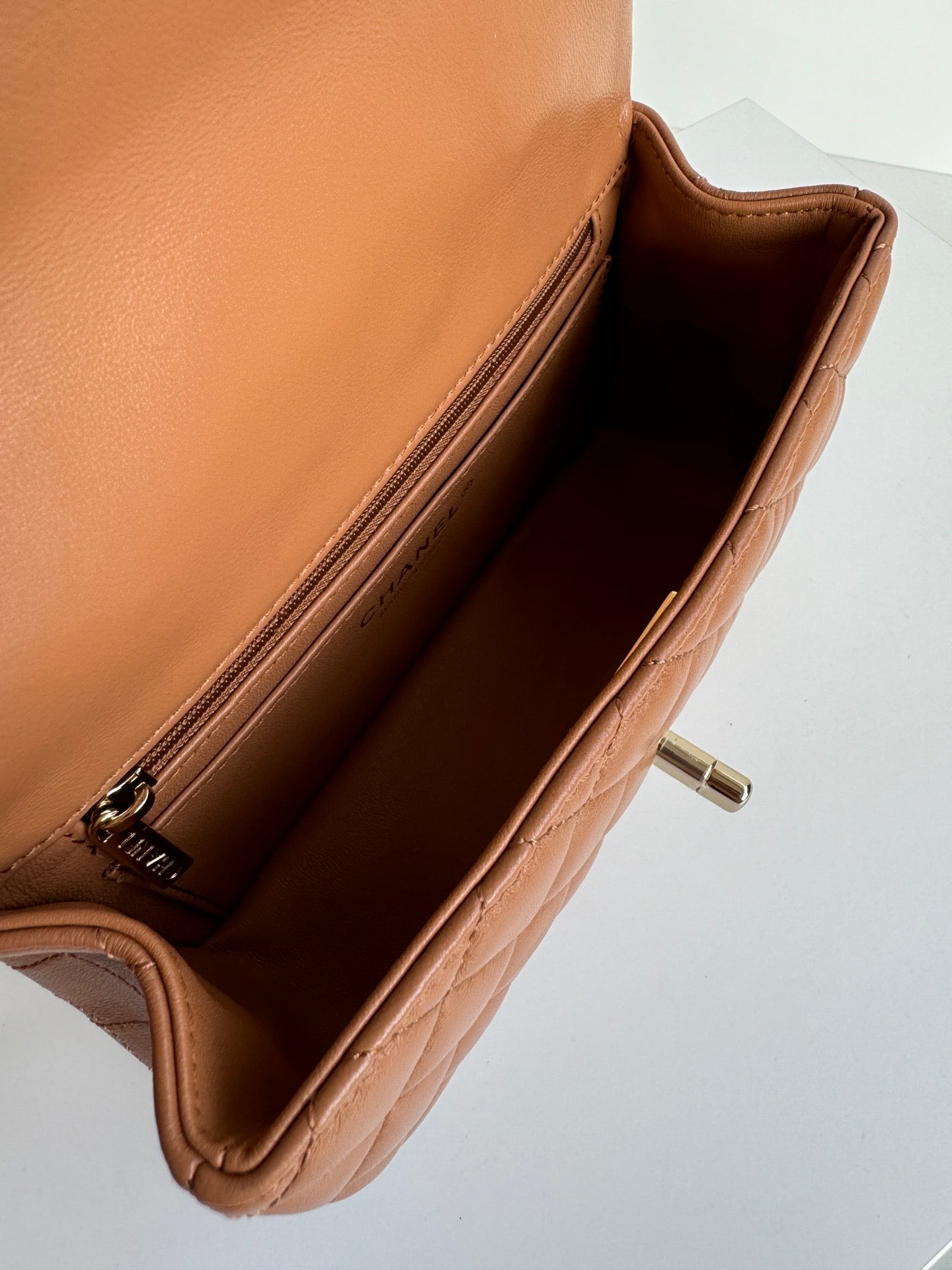 SAC À RABAT 20 EN CUIR D'AGNEAU MARRON BRONZE AVEC POIGNÉE 