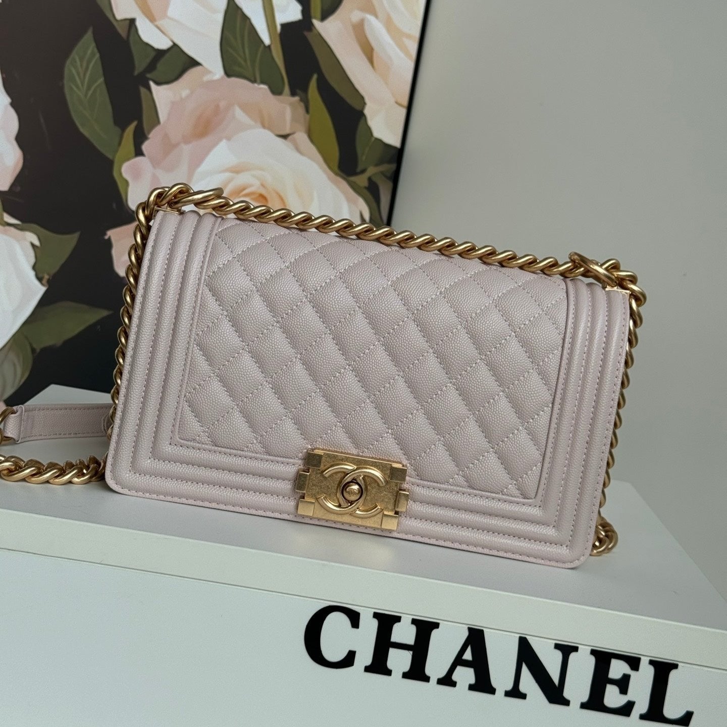SAC BOY MOYEN 25 EN CUIR DE VEAU ROSE NUDE AVEC QUINCAILLERIE DORÉ 