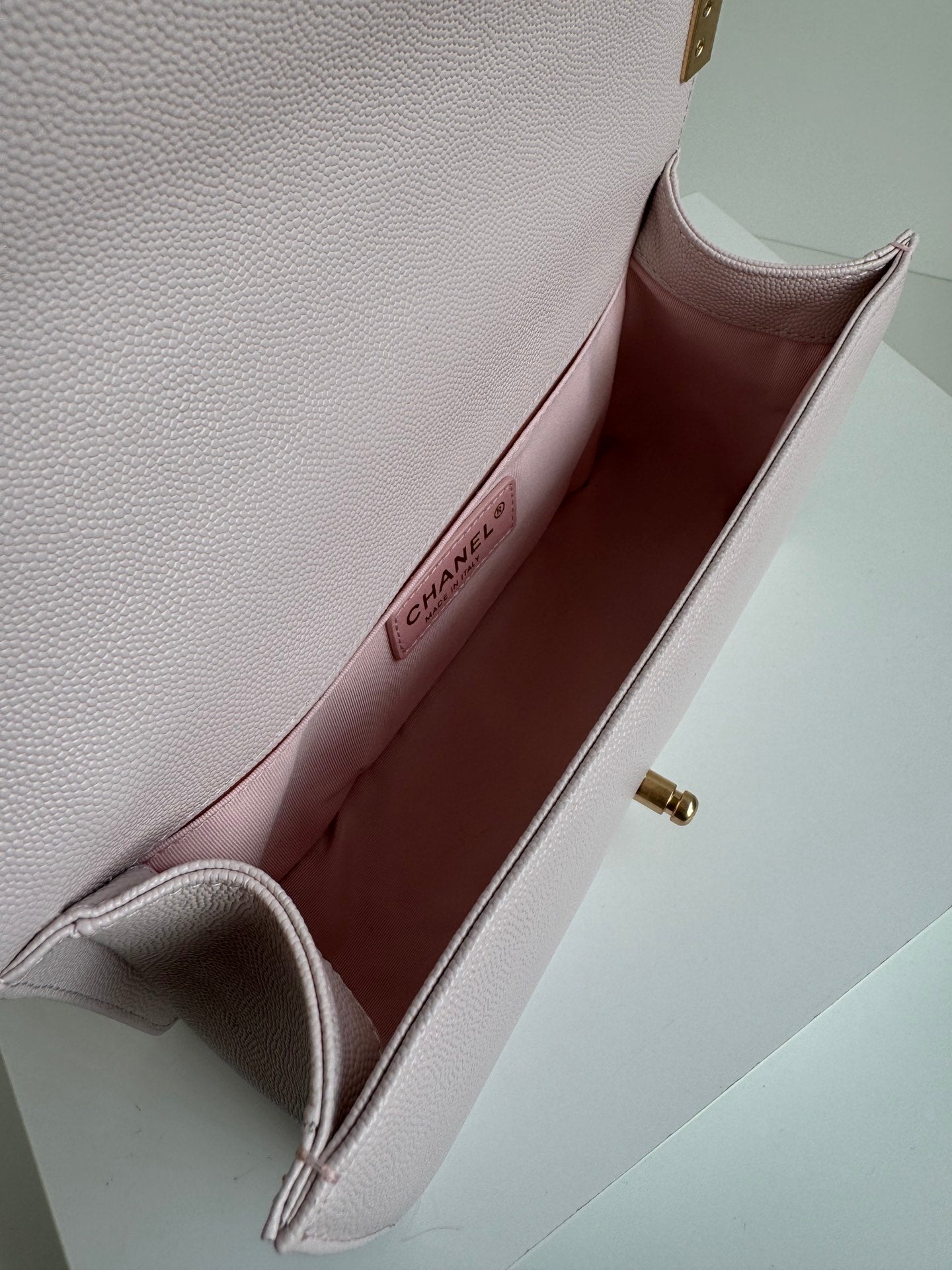 SAC BOY AVEC QUINCAILLERIE DORÉ MOYEN 25 EN CUIR DE VEAU ROSE NUDE 