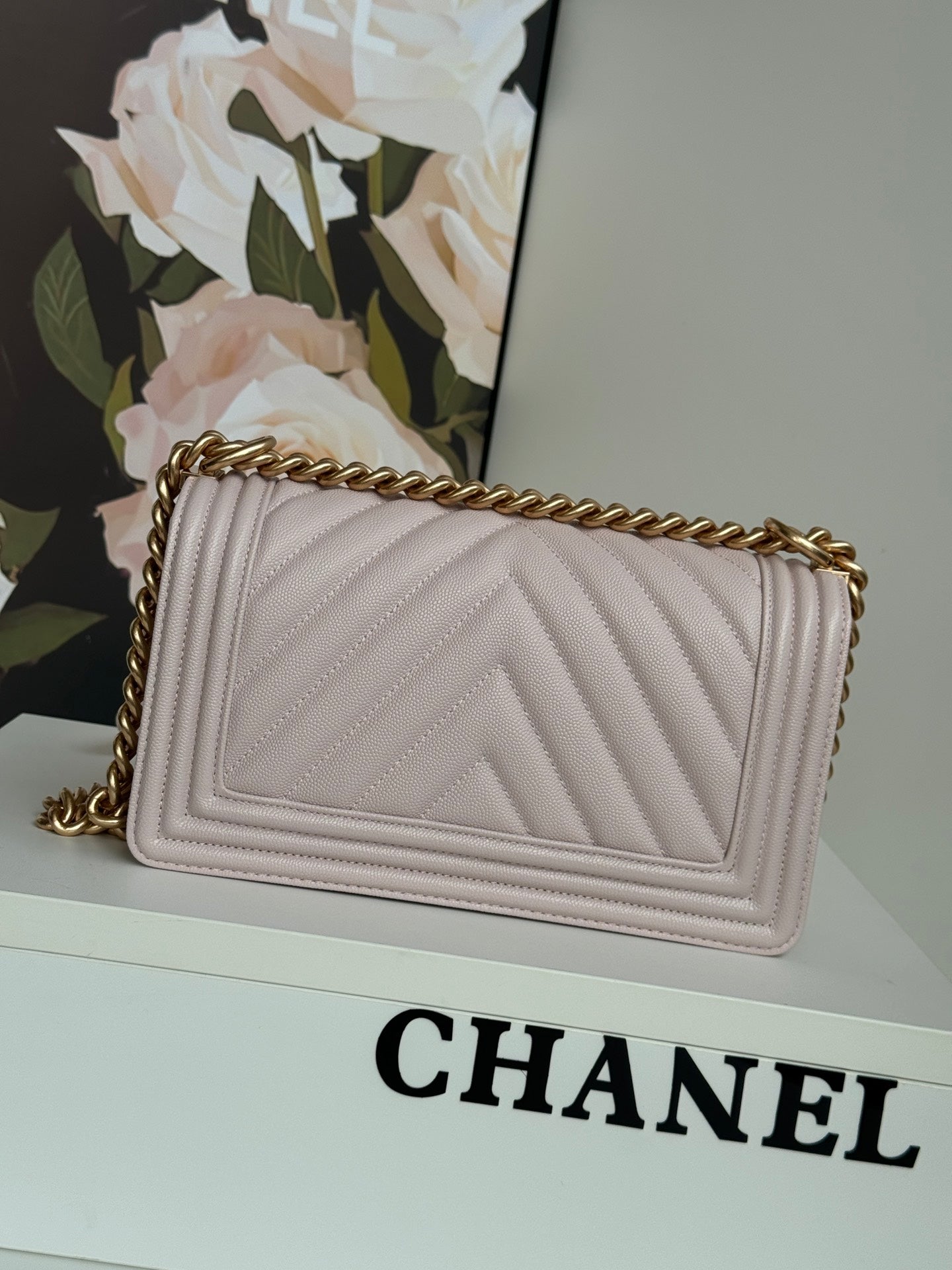 SAC BOY AVEC QUINCAILLERIE DORÉ MOYEN 25 EN CUIR DE VEAU ROSE NUDE 