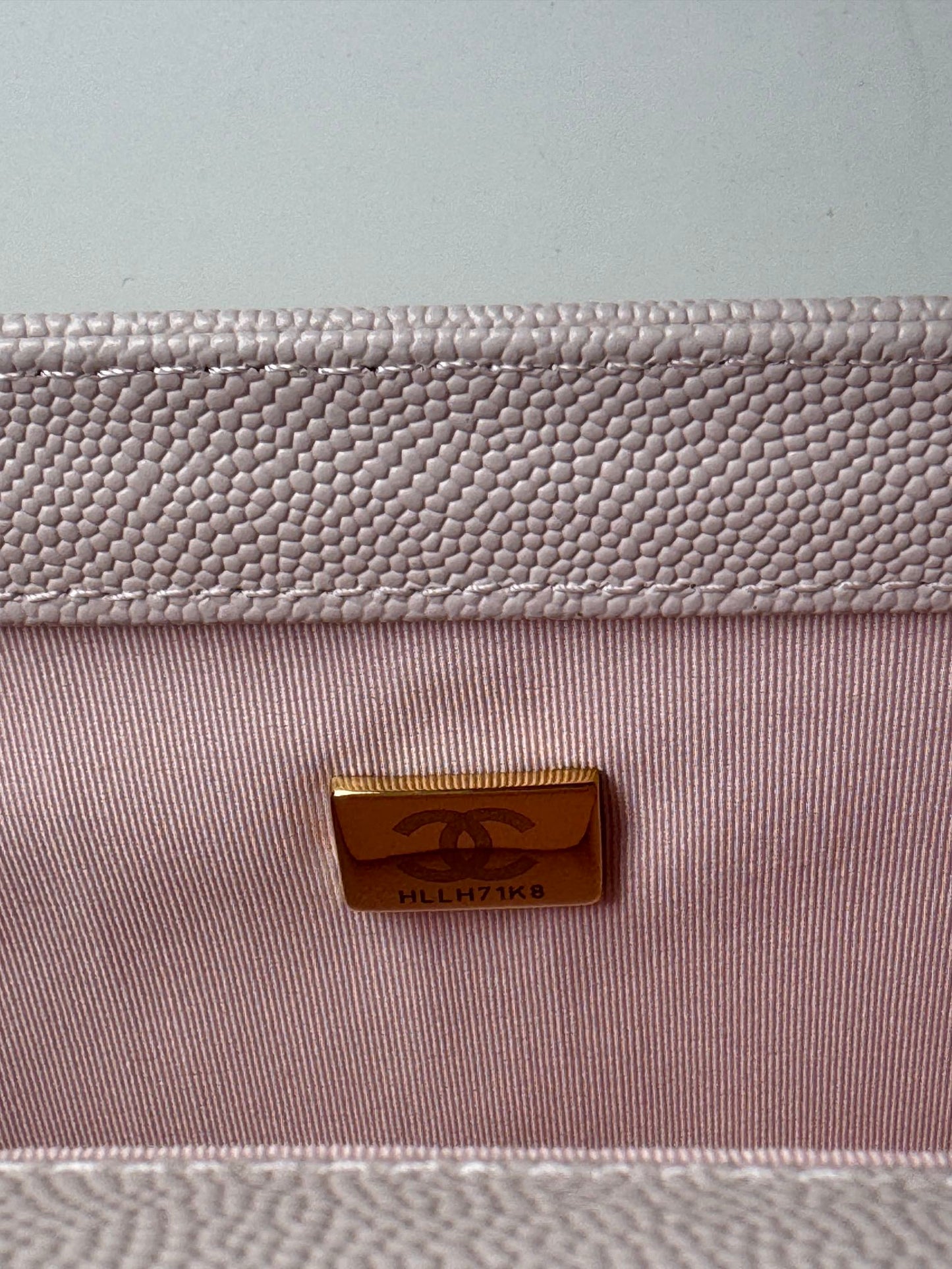 SAC BOY AVEC QUINCAILLERIE DORÉ MOYEN 25 EN CUIR DE VEAU ROSE NUDE 