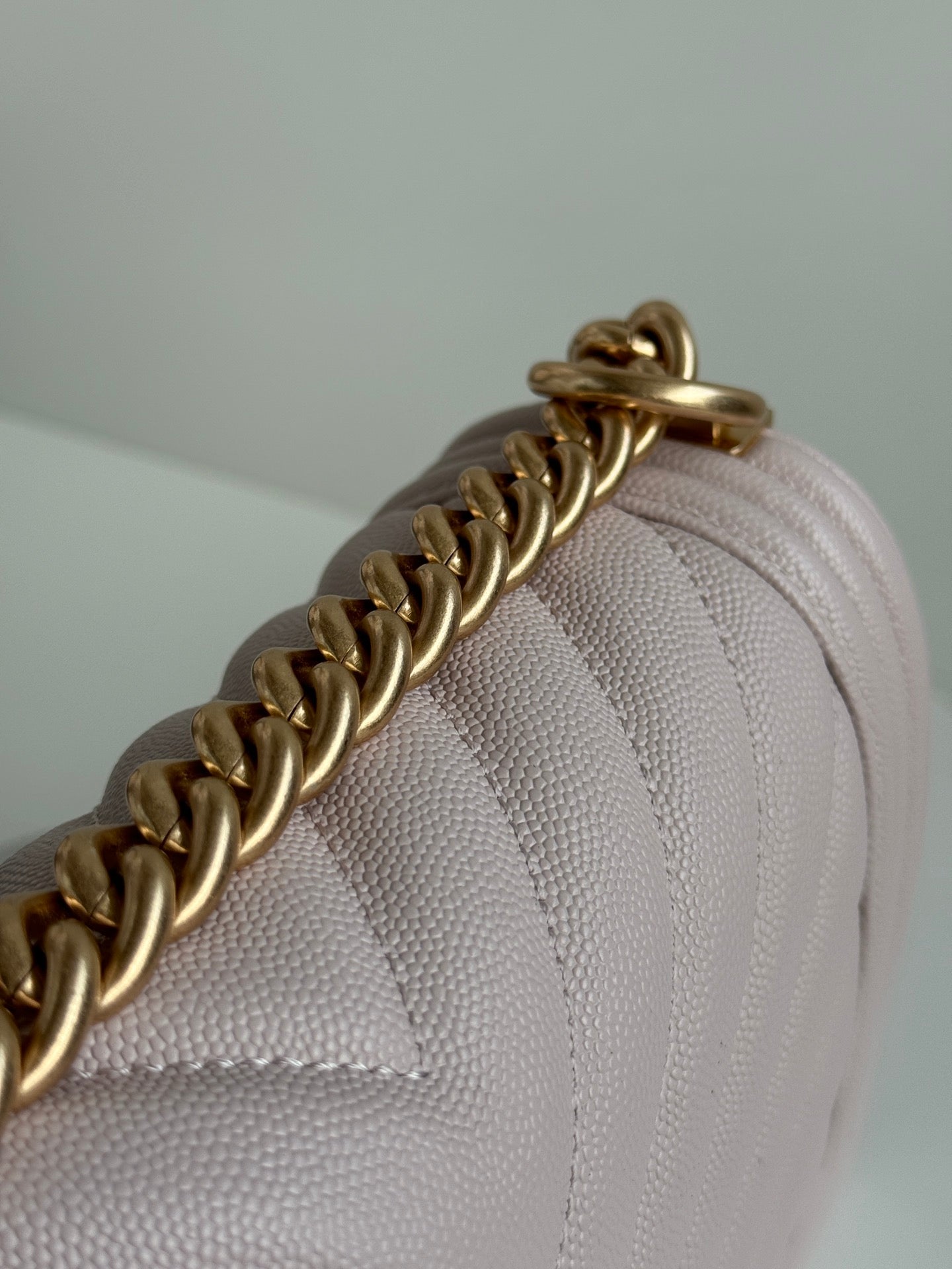 SAC BOY AVEC QUINCAILLERIE DORÉ MOYEN 25 EN CUIR DE VEAU ROSE NUDE 