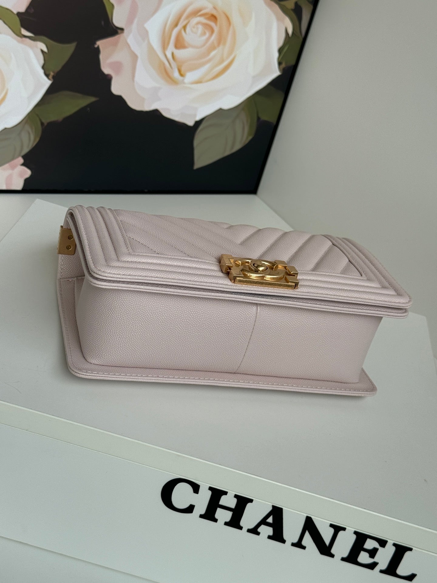 SAC BOY AVEC QUINCAILLERIE DORÉ MOYEN 25 EN CUIR DE VEAU ROSE NUDE 