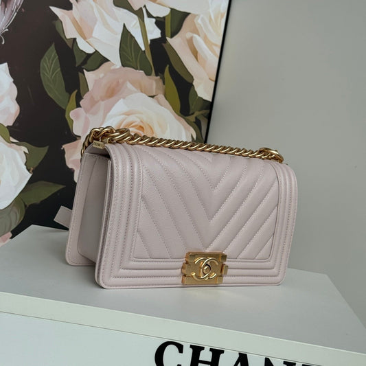 SAC BOY AVEC QUINCAILLERIE DORÉ MOYEN 25 EN CUIR DE VEAU ROSE NUDE 