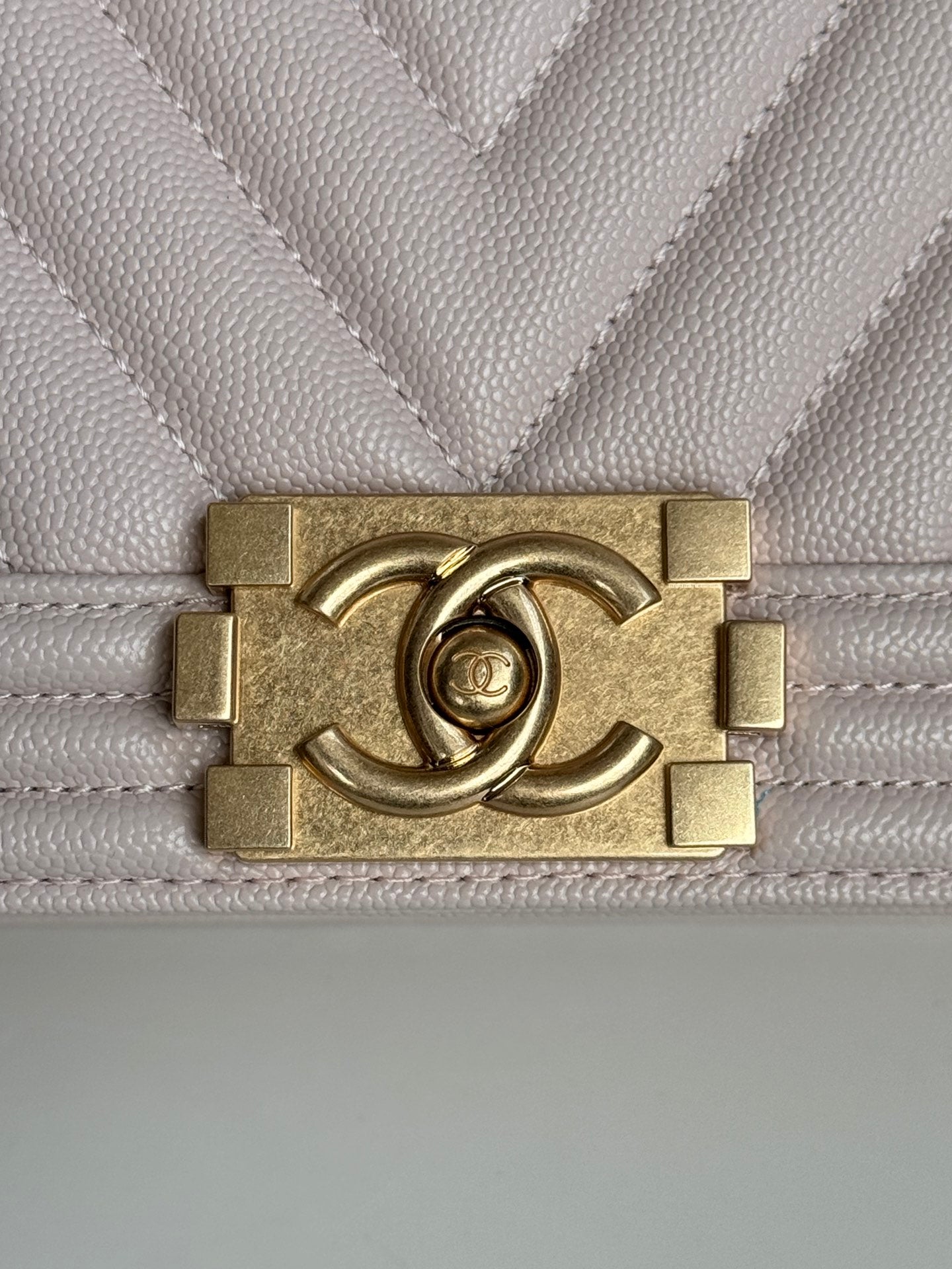 SAC BOY AVEC QUINCAILLERIE DORÉ MOYEN 25 EN CUIR DE VEAU ROSE NUDE 