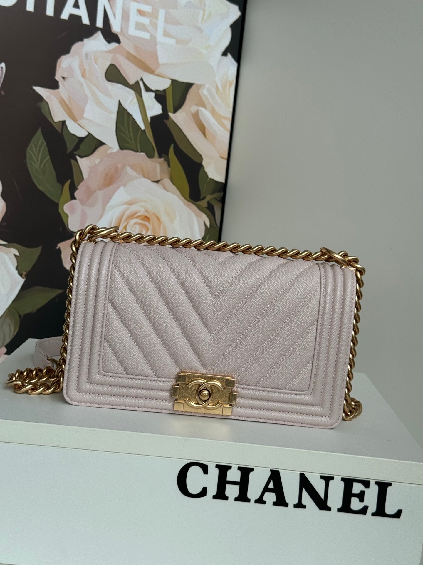 SAC BOY AVEC QUINCAILLERIE DORÉ MOYEN 25 EN CUIR DE VEAU ROSE NUDE 
