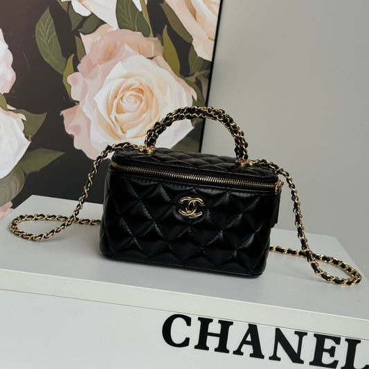 PETITE TROUSSE DE VANITY 17 AVEC POIGNÉE EN CUIR DE VEAU NOIR ET CHAÎNE EN MÉTAL DORÉ