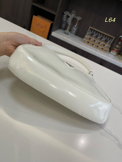 PRA 30 CLEO ショルダーバッグ（ホワイトブラッシュドレザー）