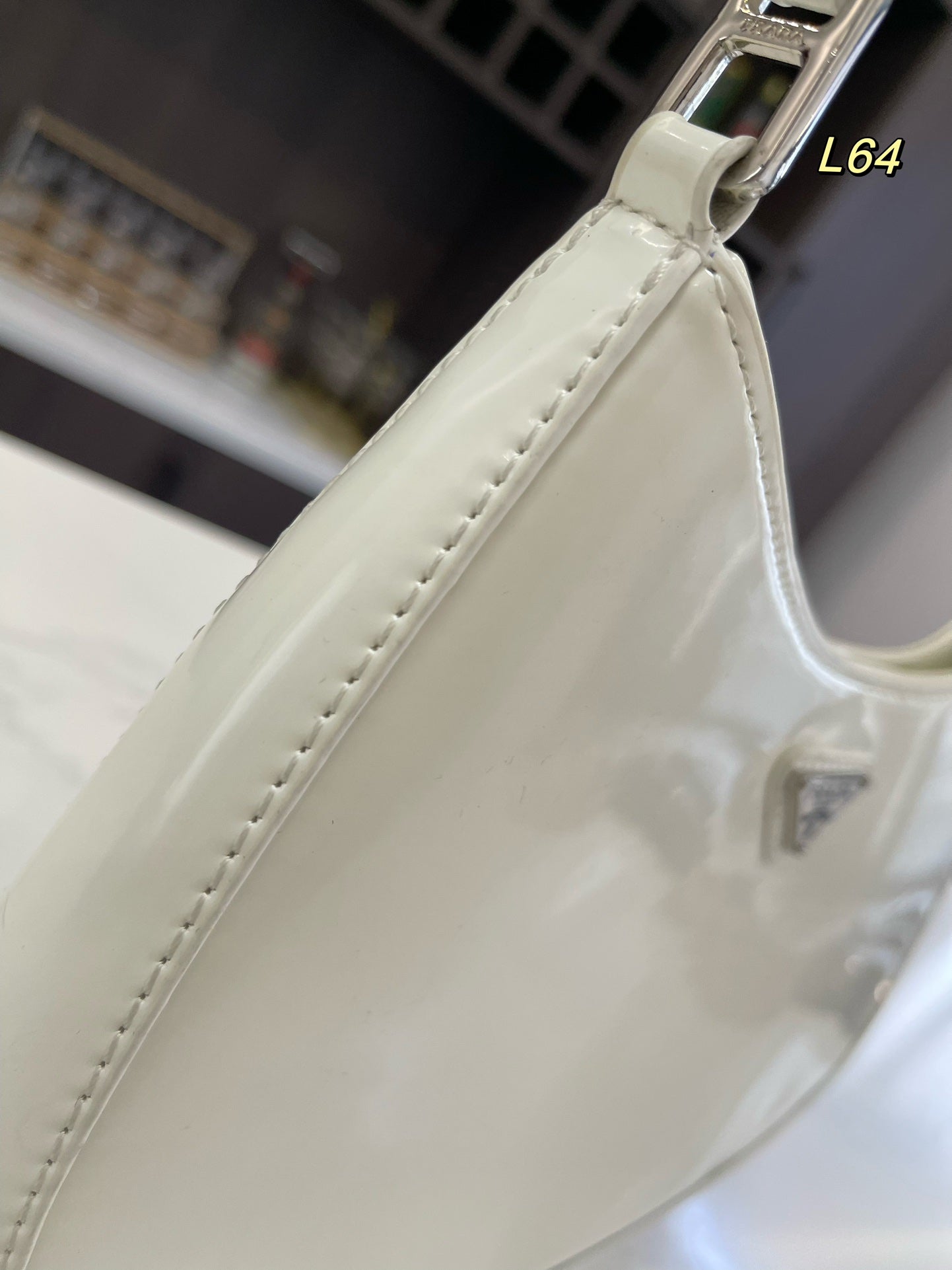 PRA 30 CLEO ショルダーバッグ（ホワイトブラッシュドレザー）