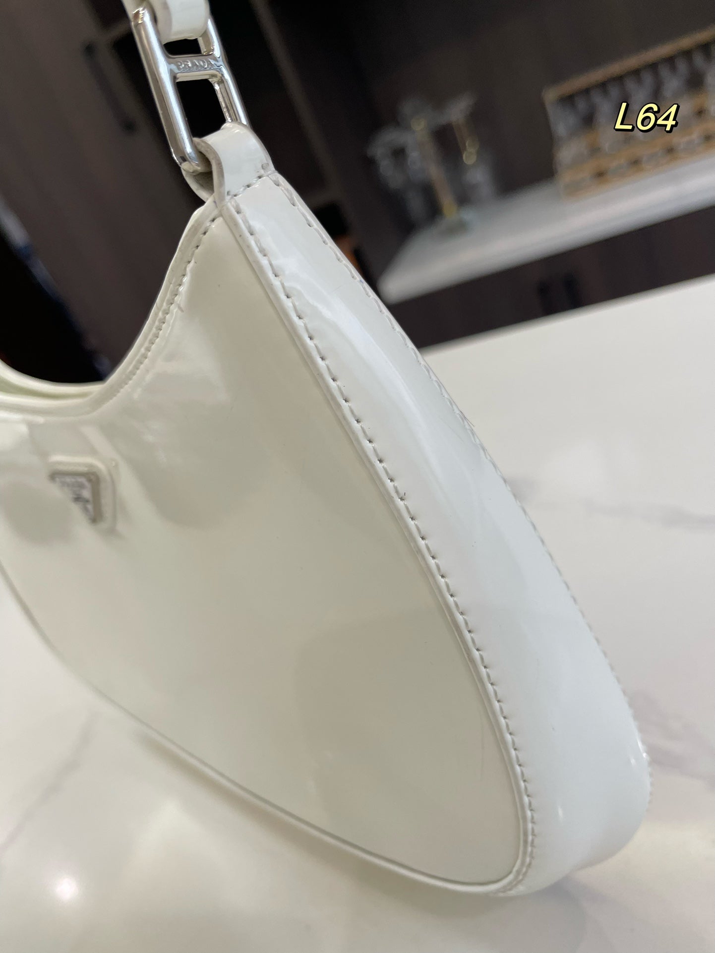 PRA 30 CLEO ショルダーバッグ（ホワイトブラッシュドレザー）