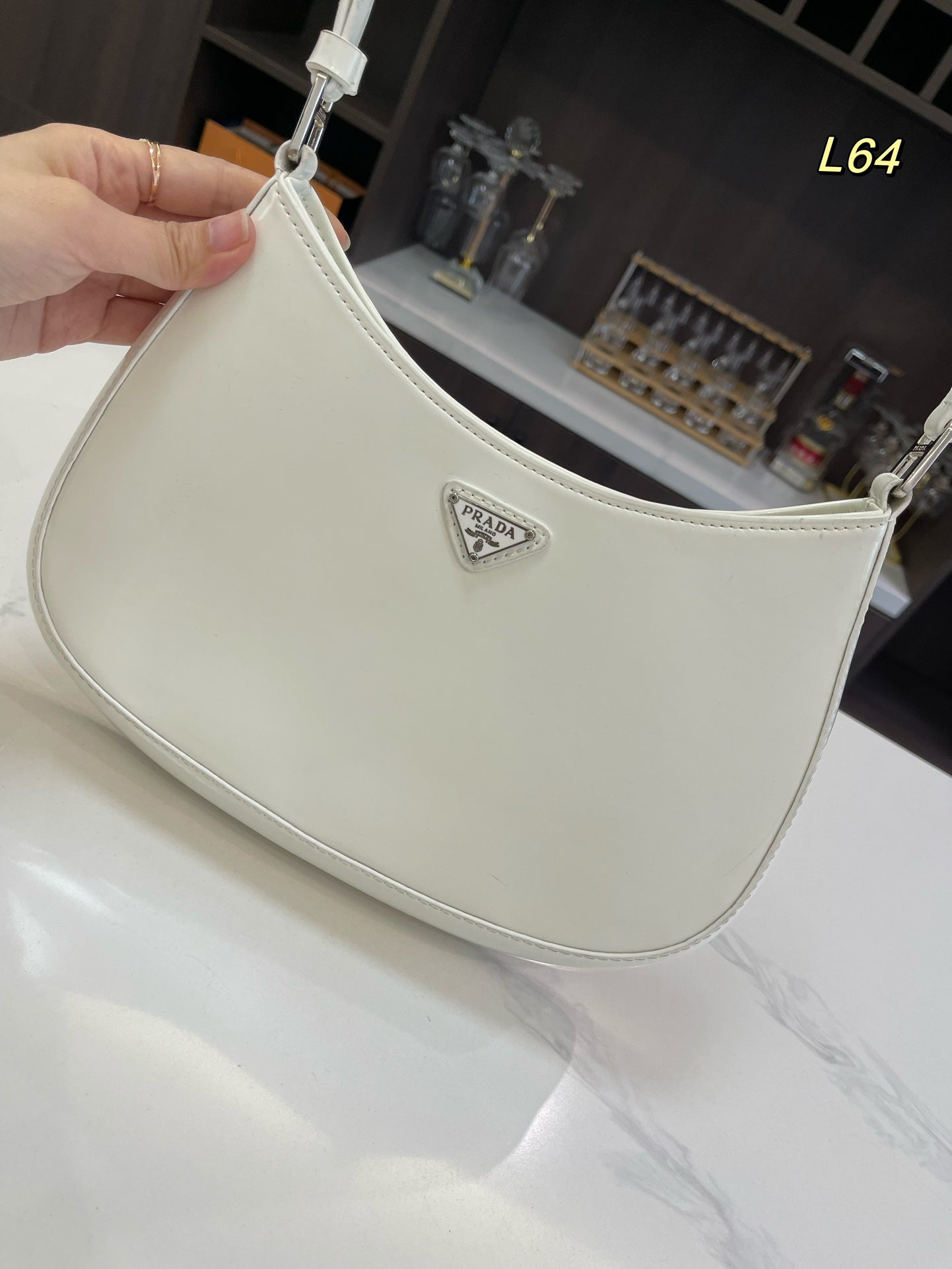 PRA 30 CLEO ショルダーバッグ（ホワイトブラッシュドレザー）