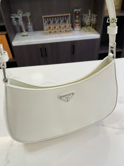 PRA 30 CLEO ショルダーバッグ（ホワイトブラッシュドレザー）