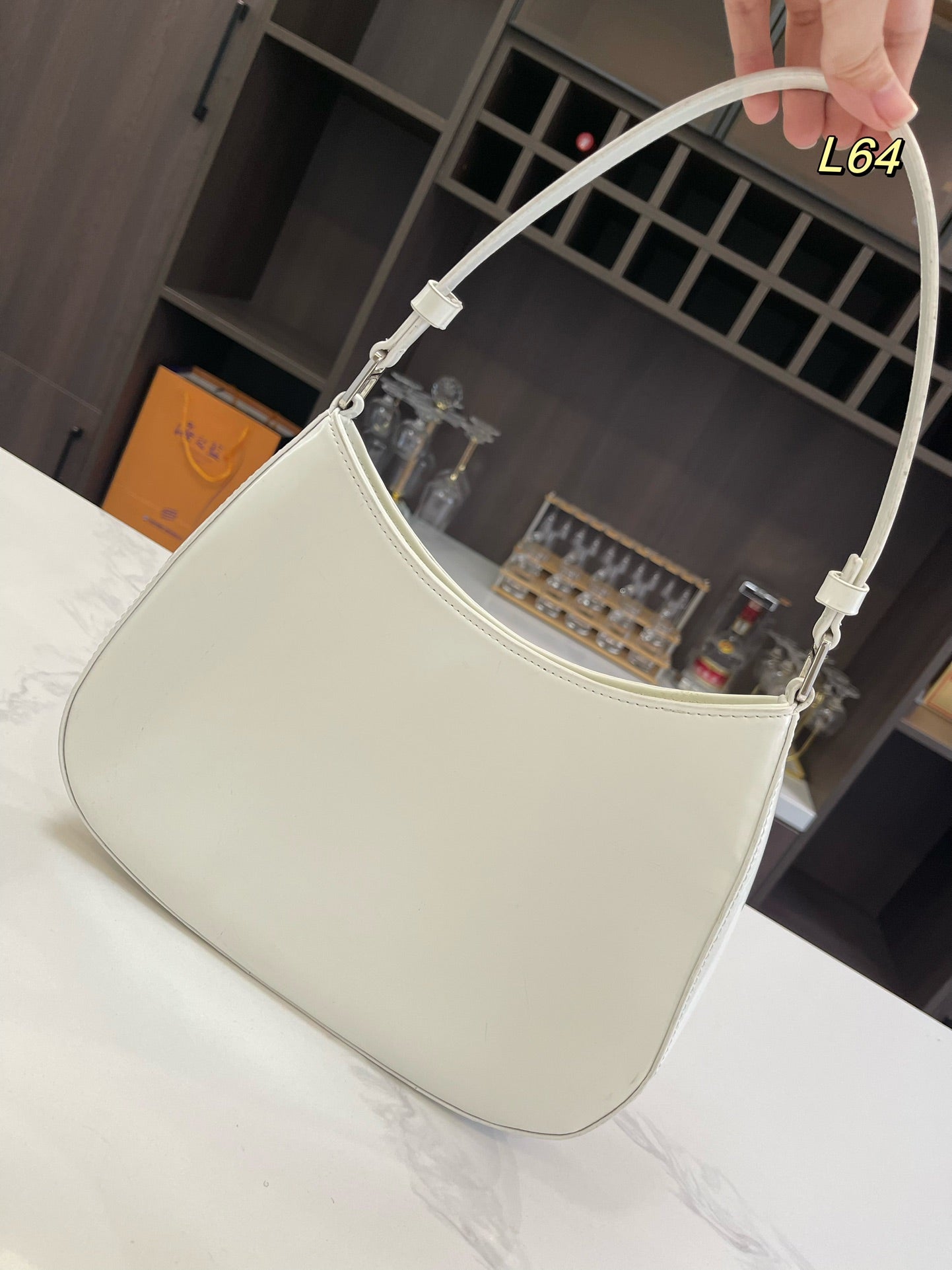 PRA 30 CLEO ショルダーバッグ（ホワイトブラッシュドレザー）