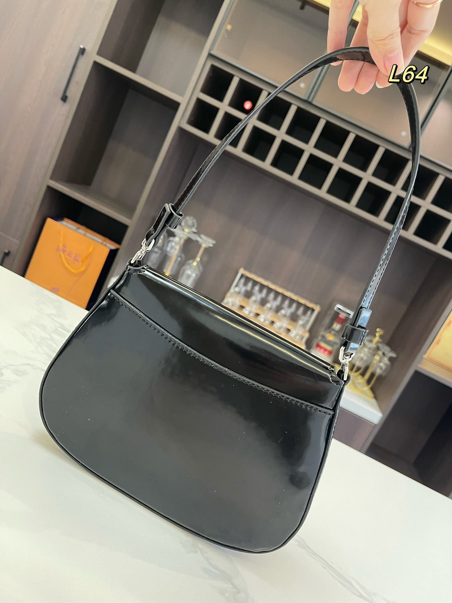SAC À BANDOULIÈRE À RABAT PRA 25 CLEO EN CUIR BROSSÉ NOIR