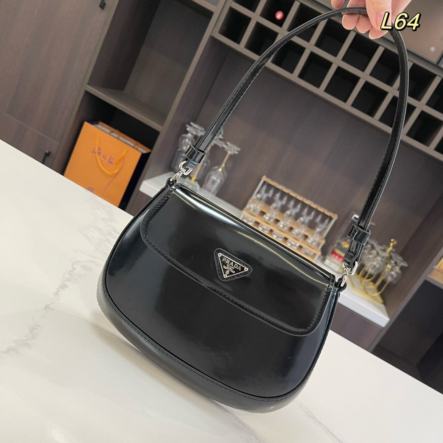 SAC À BANDOULIÈRE À RABAT PRA 25 CLEO EN CUIR BROSSÉ NOIR