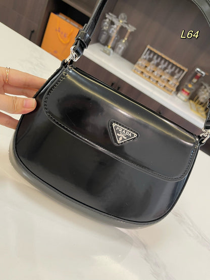 SAC À BANDOULIÈRE À RABAT PRA 25 CLEO EN CUIR BROSSÉ NOIR