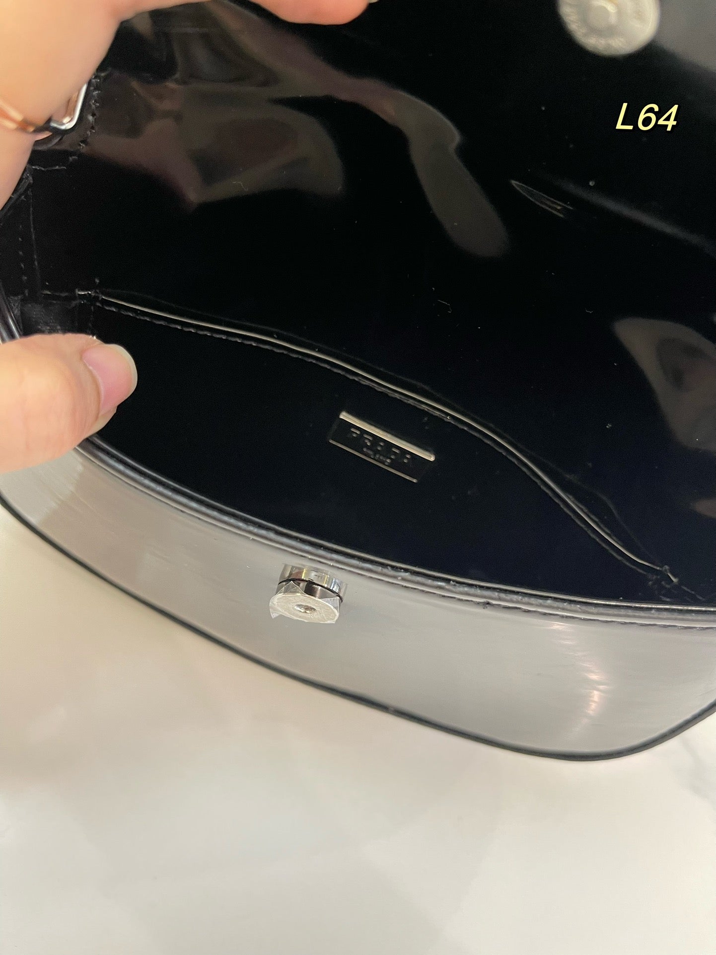 SAC À BANDOULIÈRE À RABAT PRA 25 CLEO EN CUIR BROSSÉ NOIR
