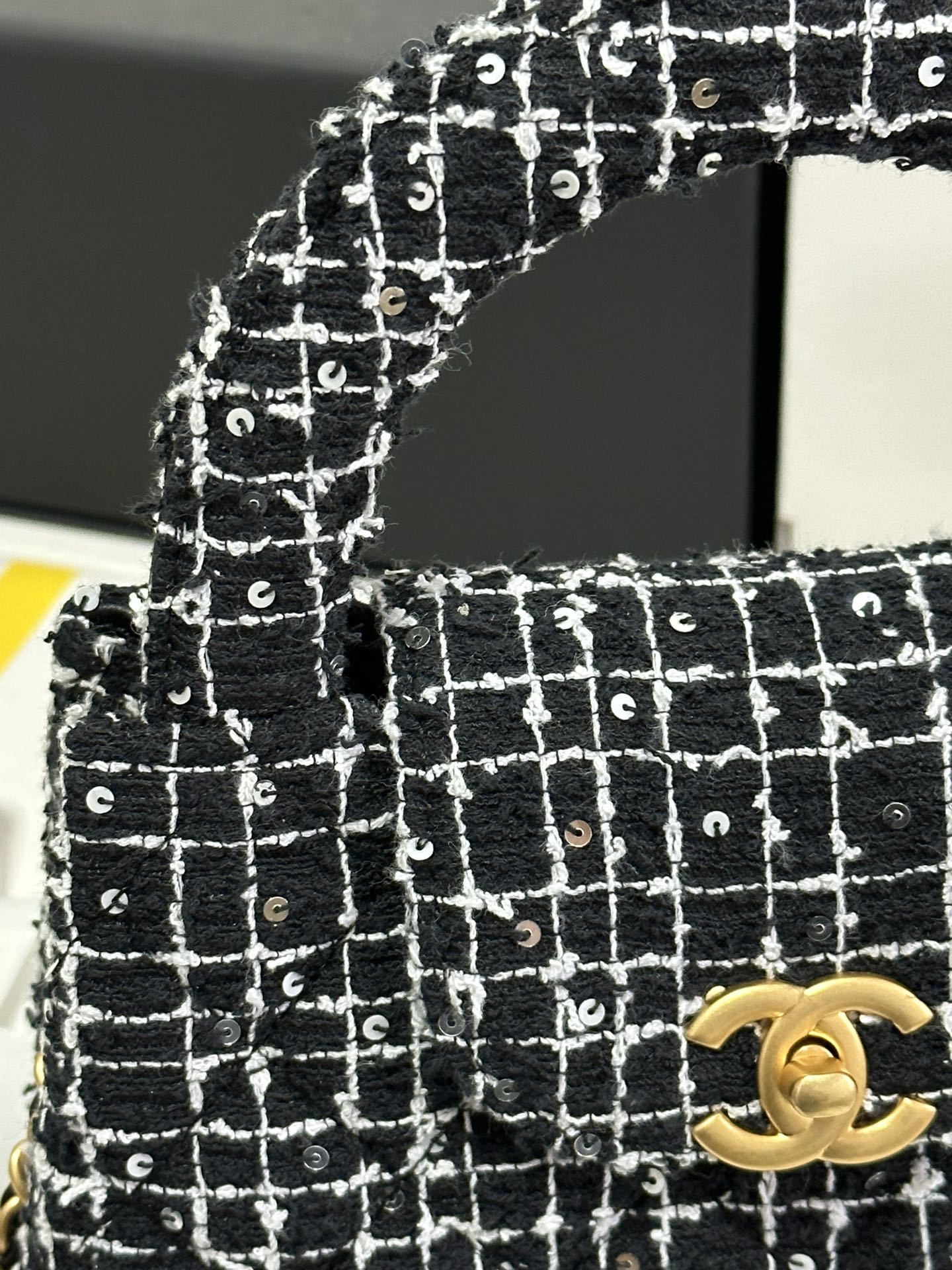 SAC CABAS KELLY 19 EN TWEED BLANC MÉLANGÉ NOIR ET QUINCAILLERIE OR