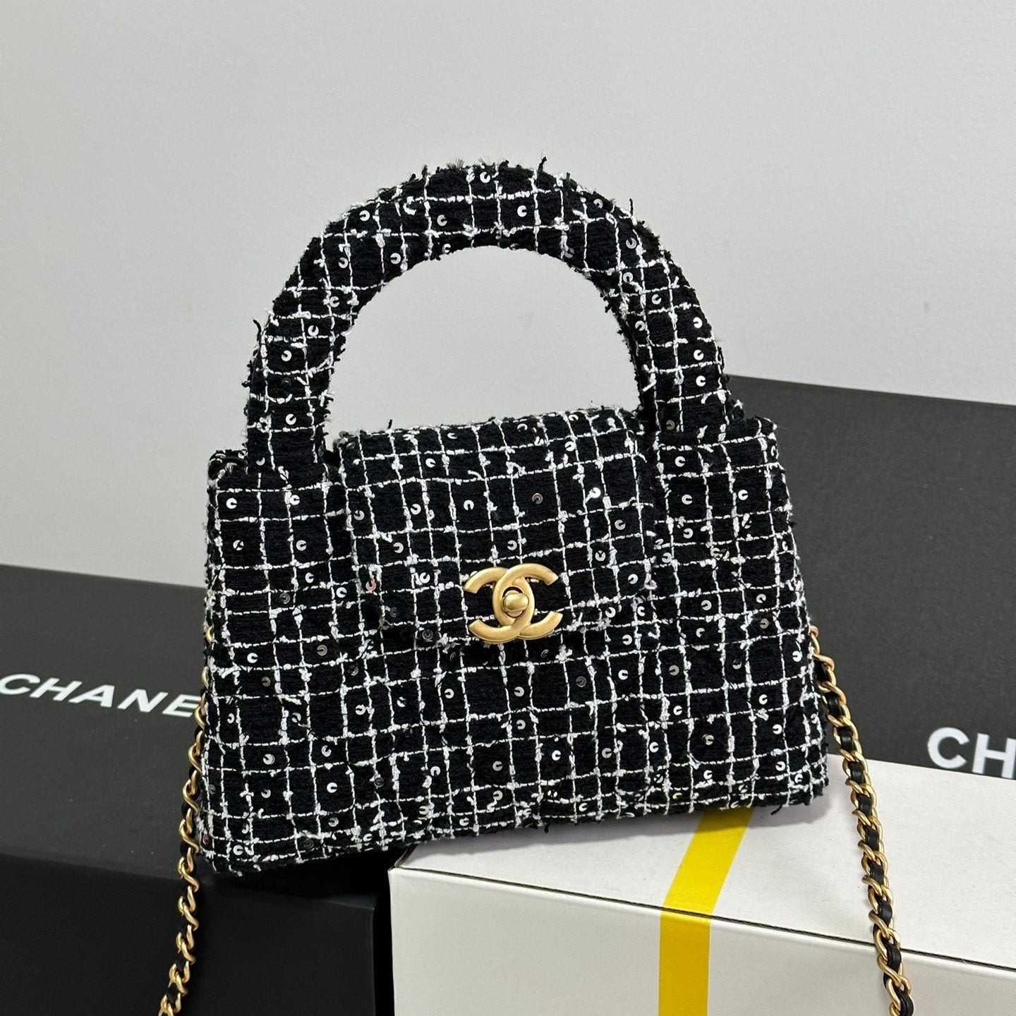 SAC CABAS KELLY 19 EN TWEED BLANC MÉLANGÉ NOIR ET QUINCAILLERIE OR