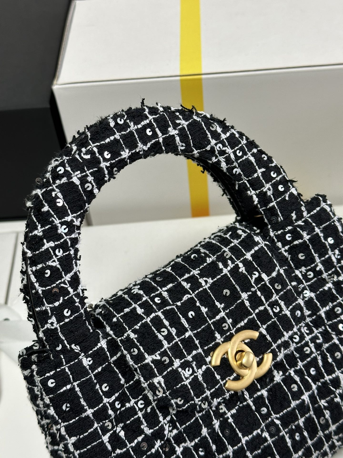 SAC CABAS KELLY 19 EN TWEED BLANC MÉLANGÉ NOIR ET QUINCAILLERIE OR