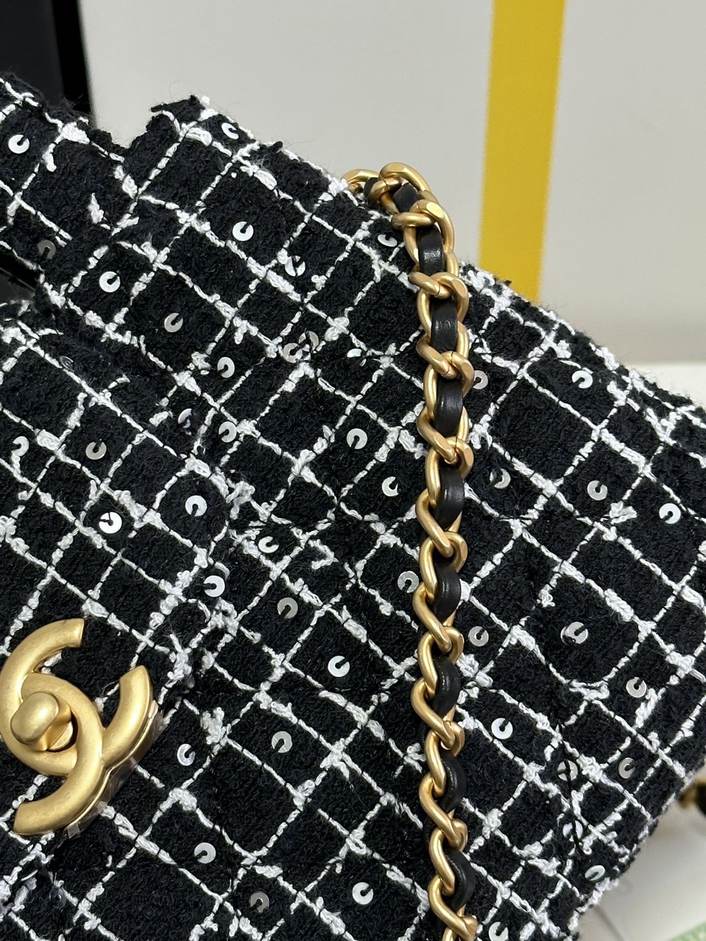 SAC CABAS KELLY 19 EN TWEED BLANC MÉLANGÉ NOIR ET QUINCAILLERIE OR
