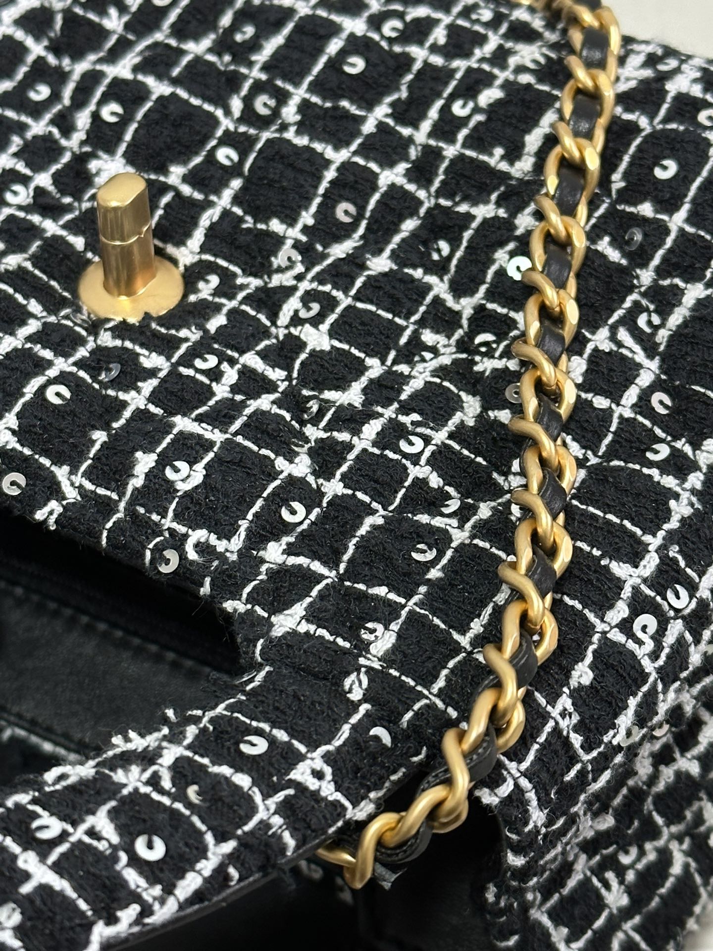 SAC CABAS KELLY 19 EN TWEED BLANC MÉLANGÉ NOIR ET QUINCAILLERIE OR