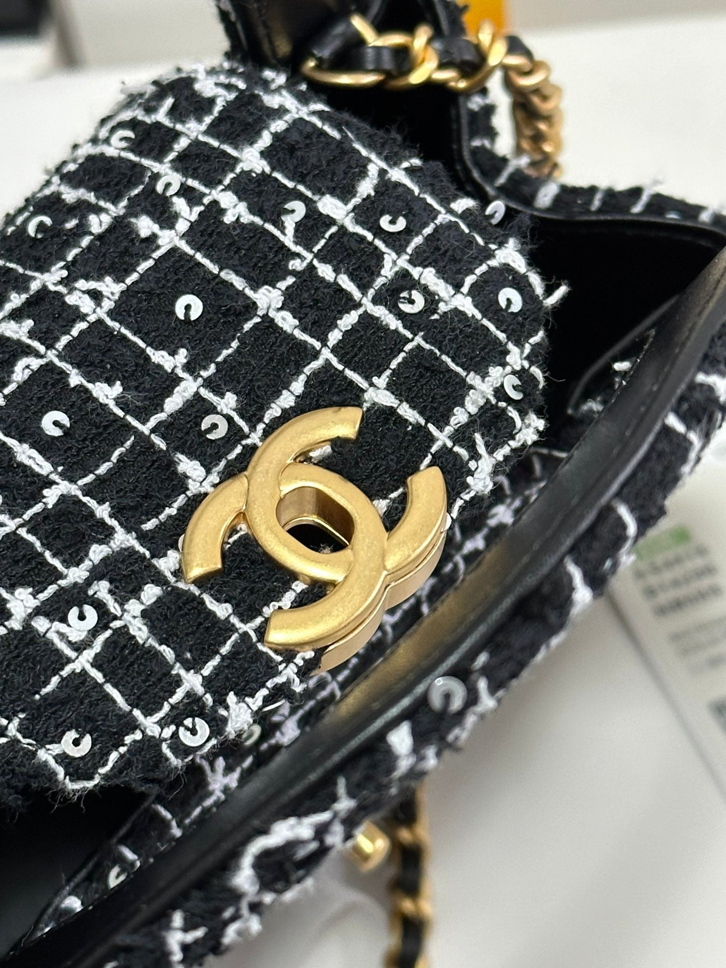 SAC CABAS KELLY 19 EN TWEED BLANC MÉLANGÉ NOIR ET QUINCAILLERIE OR