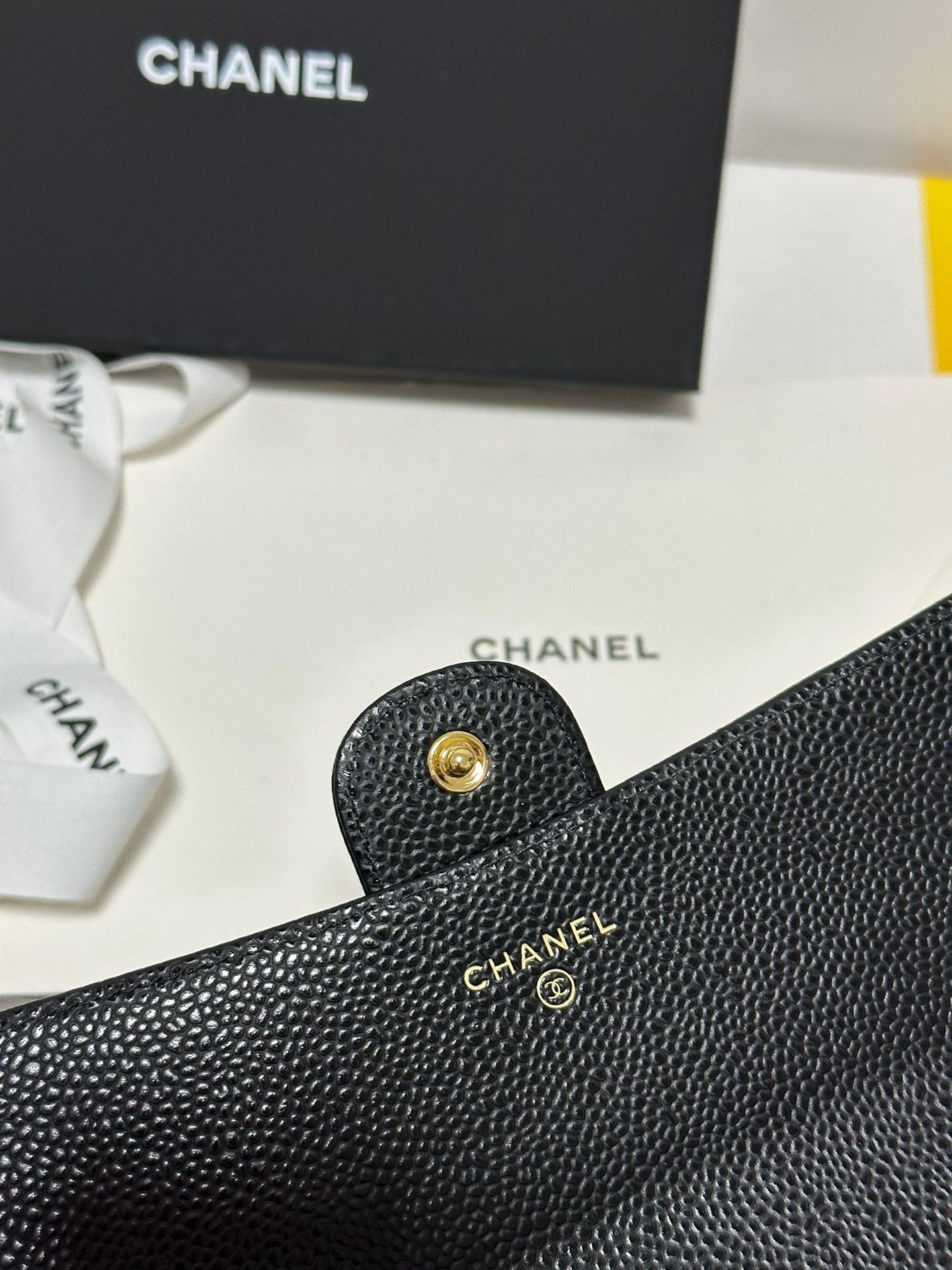 Portefeuille à rabat long CC Classic, noir matelassé, caviar, boucle dorée 243676