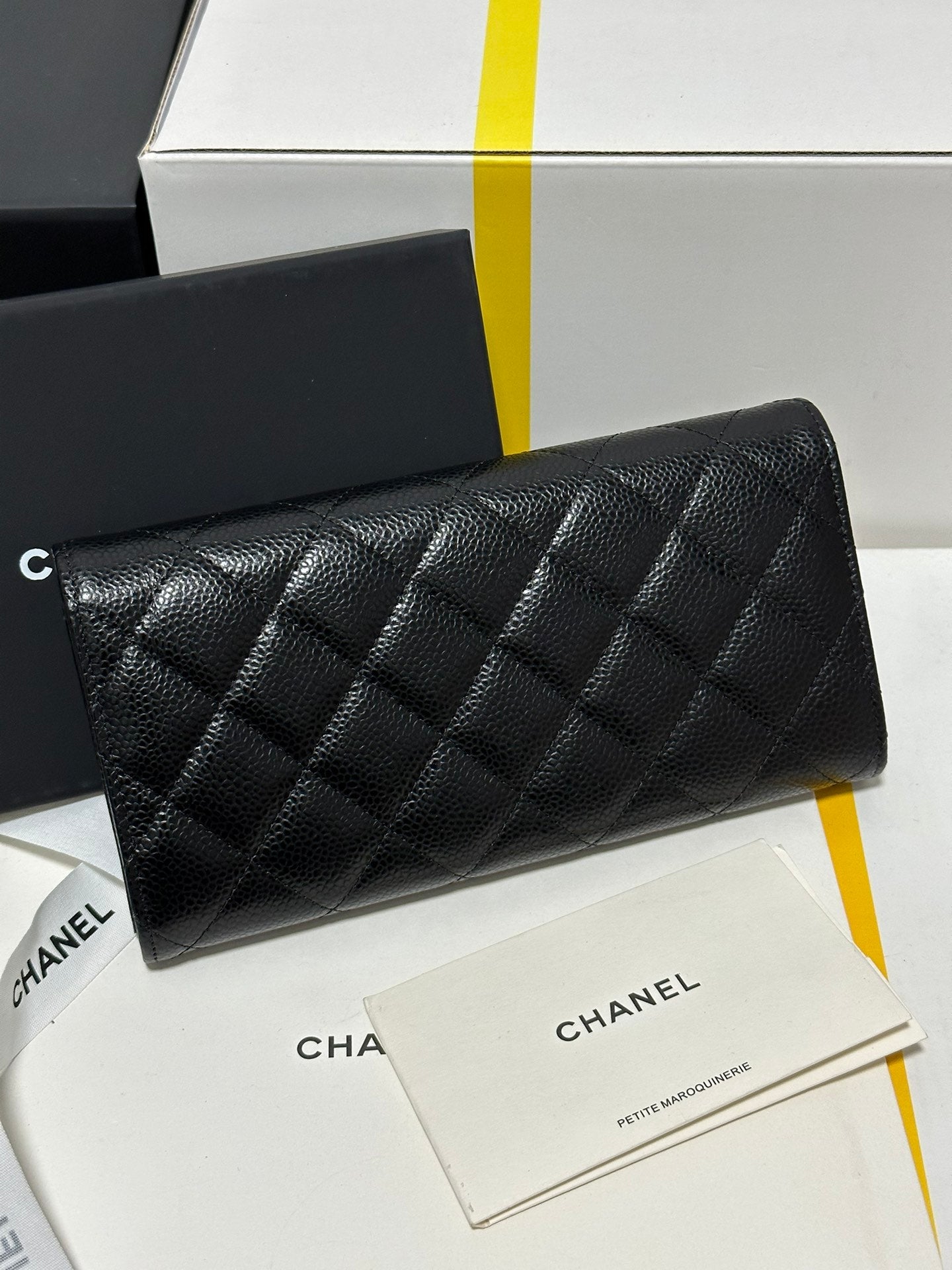 Portefeuille à rabat long CC Classic, noir matelassé, caviar, boucle dorée 243676