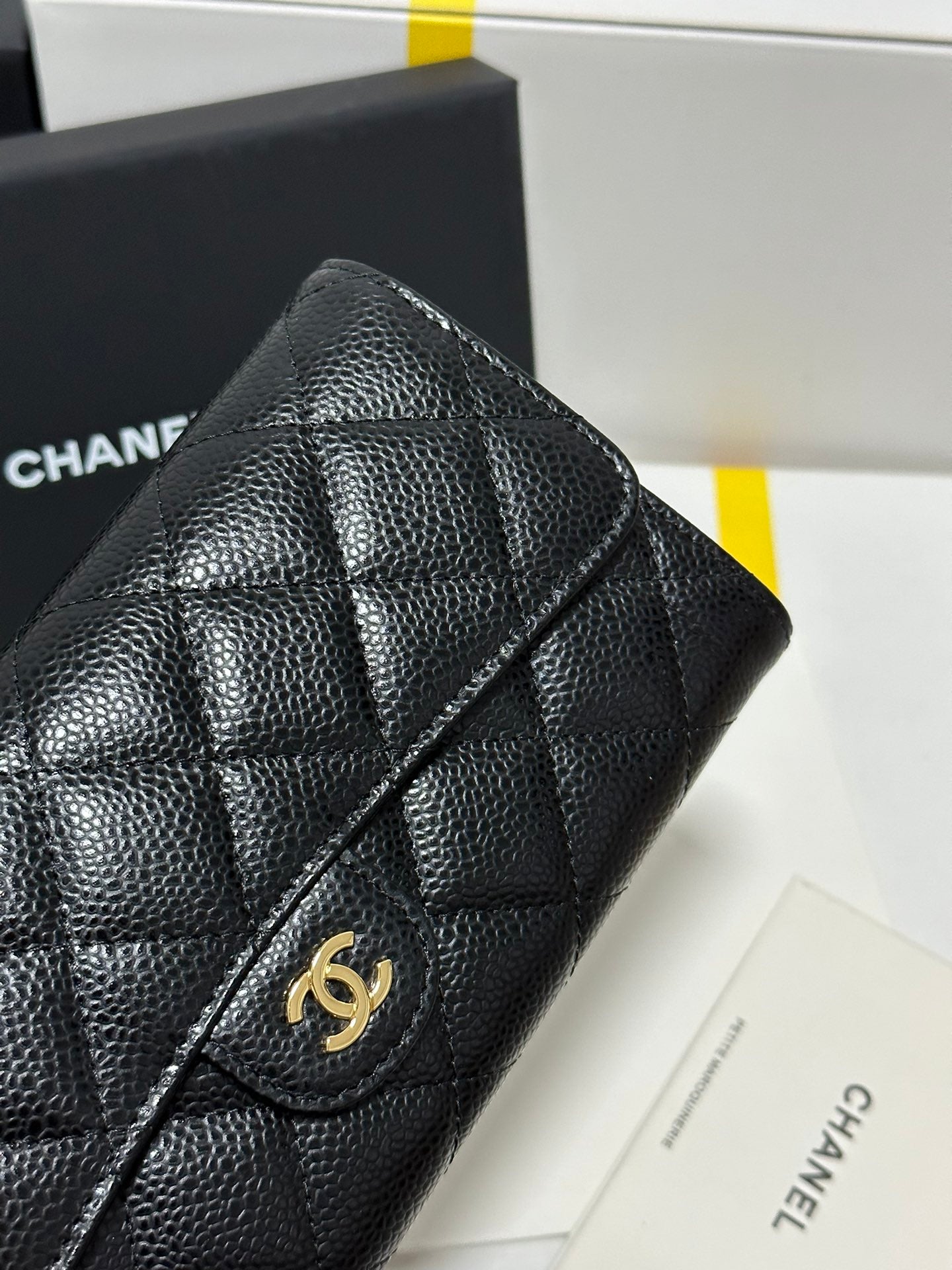 Portefeuille à rabat long CC Classic, noir matelassé, caviar, boucle dorée 243676