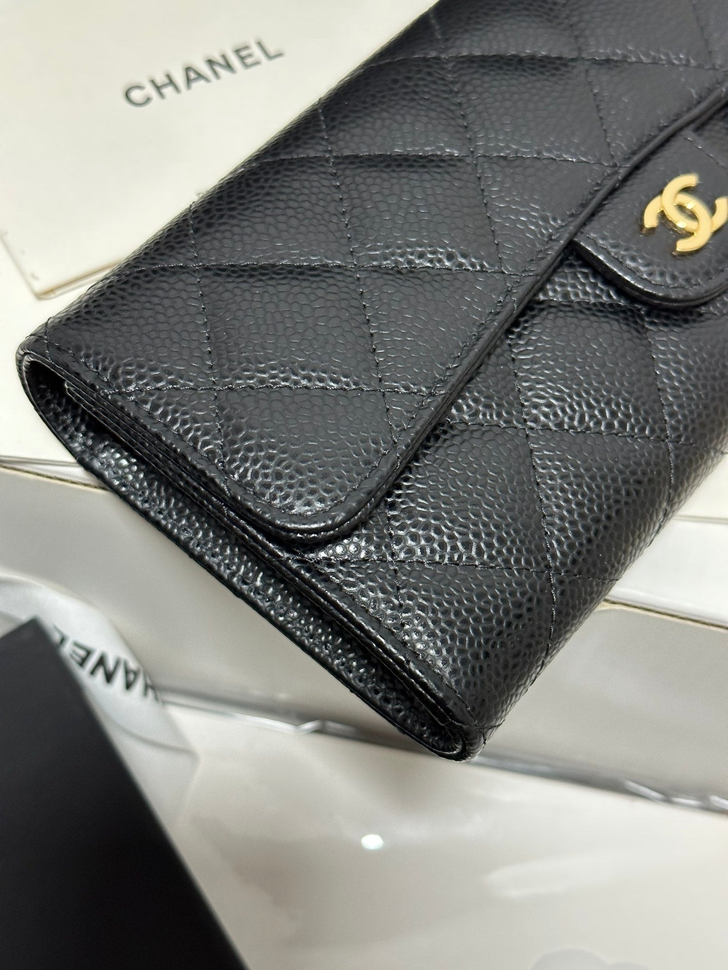 Portefeuille à rabat long CC Classic, noir matelassé, caviar, boucle dorée 243676