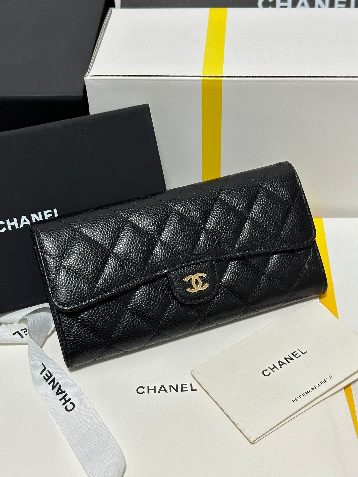 Portefeuille à rabat long CC Classic, noir matelassé, caviar, boucle dorée 243676
