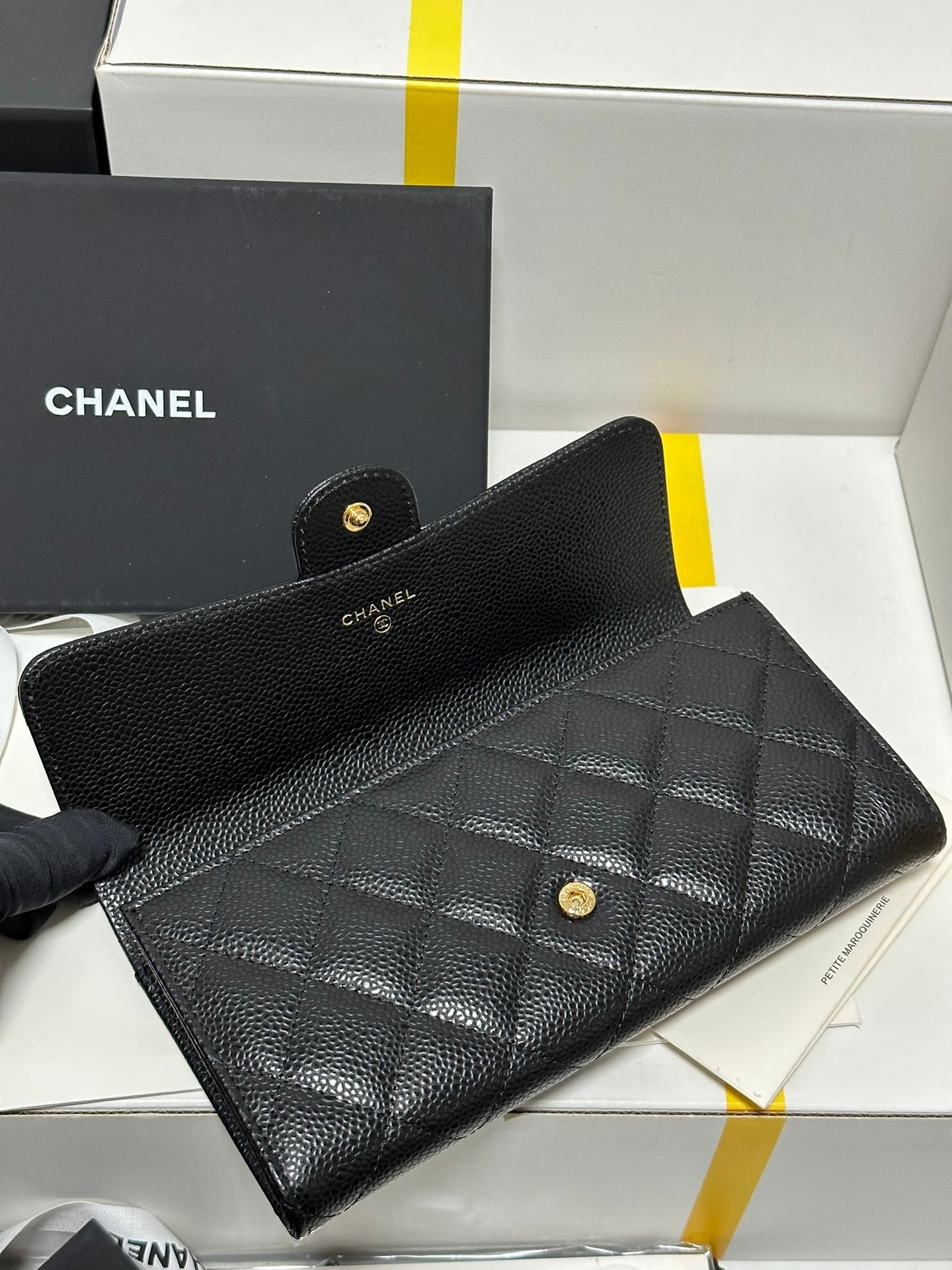 Portefeuille à rabat long CC Classic, noir matelassé, caviar, boucle dorée 243676