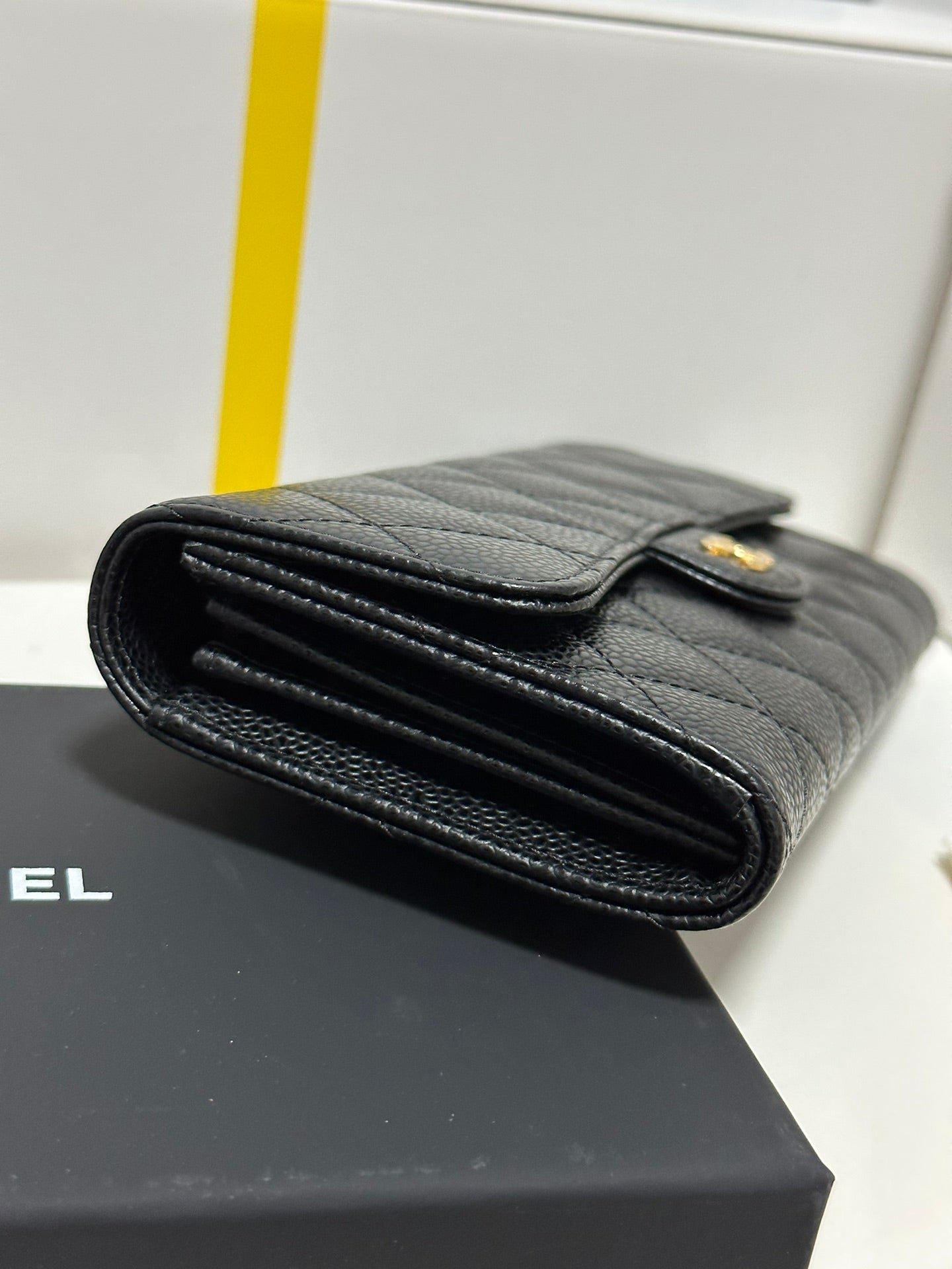 Portefeuille à rabat long CC Classic, noir matelassé, caviar, boucle dorée 243676
