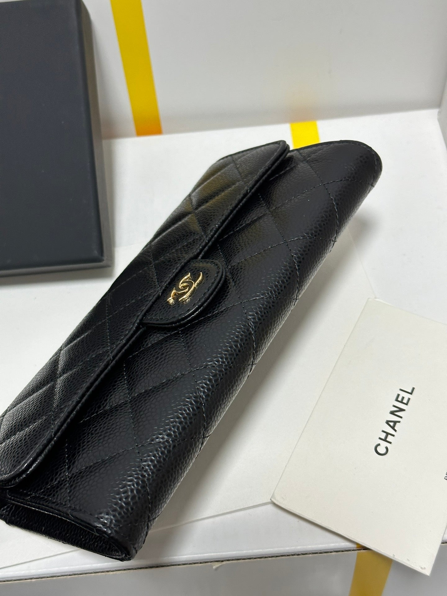 Portefeuille à rabat long CC Classic, noir matelassé, caviar, boucle dorée 243676