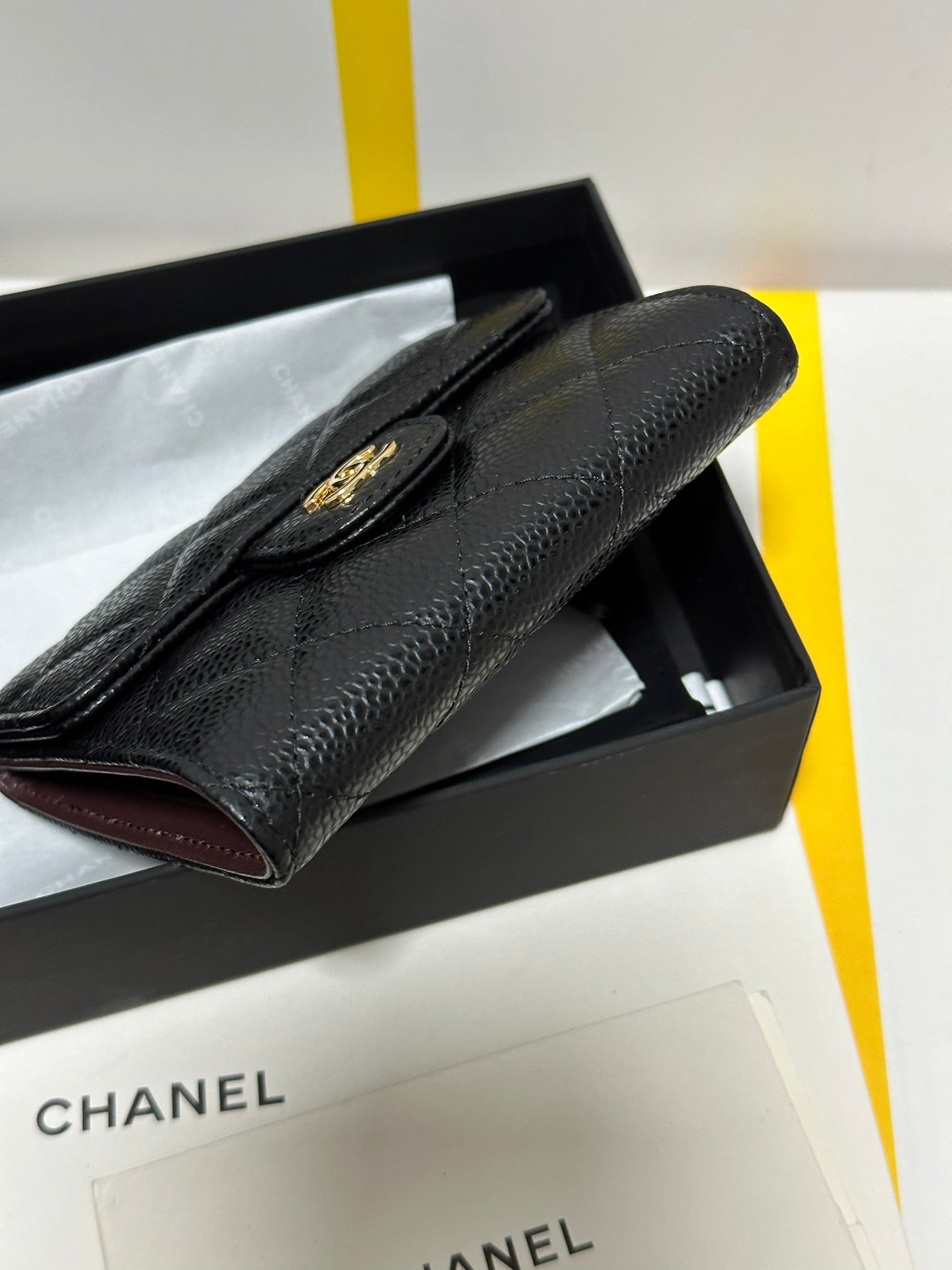 Portefeuille à rabat CC Classic, petit format, noir matelassé, caviar, boucle dorée, 243686