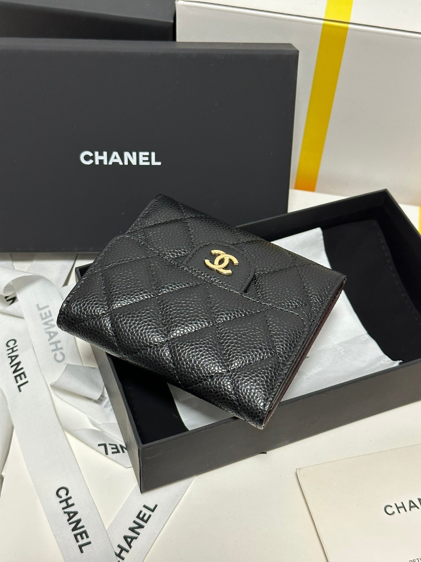 Portefeuille à rabat CC Classic, petit format, noir matelassé, caviar, boucle dorée, 243686