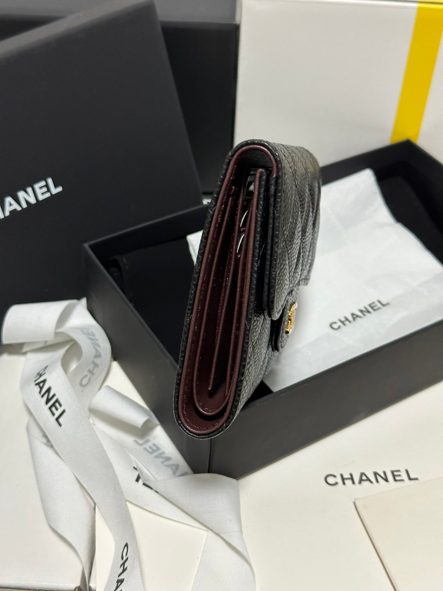 Portefeuille à rabat CC Classic, petit format, noir matelassé, caviar, boucle dorée, 243686
