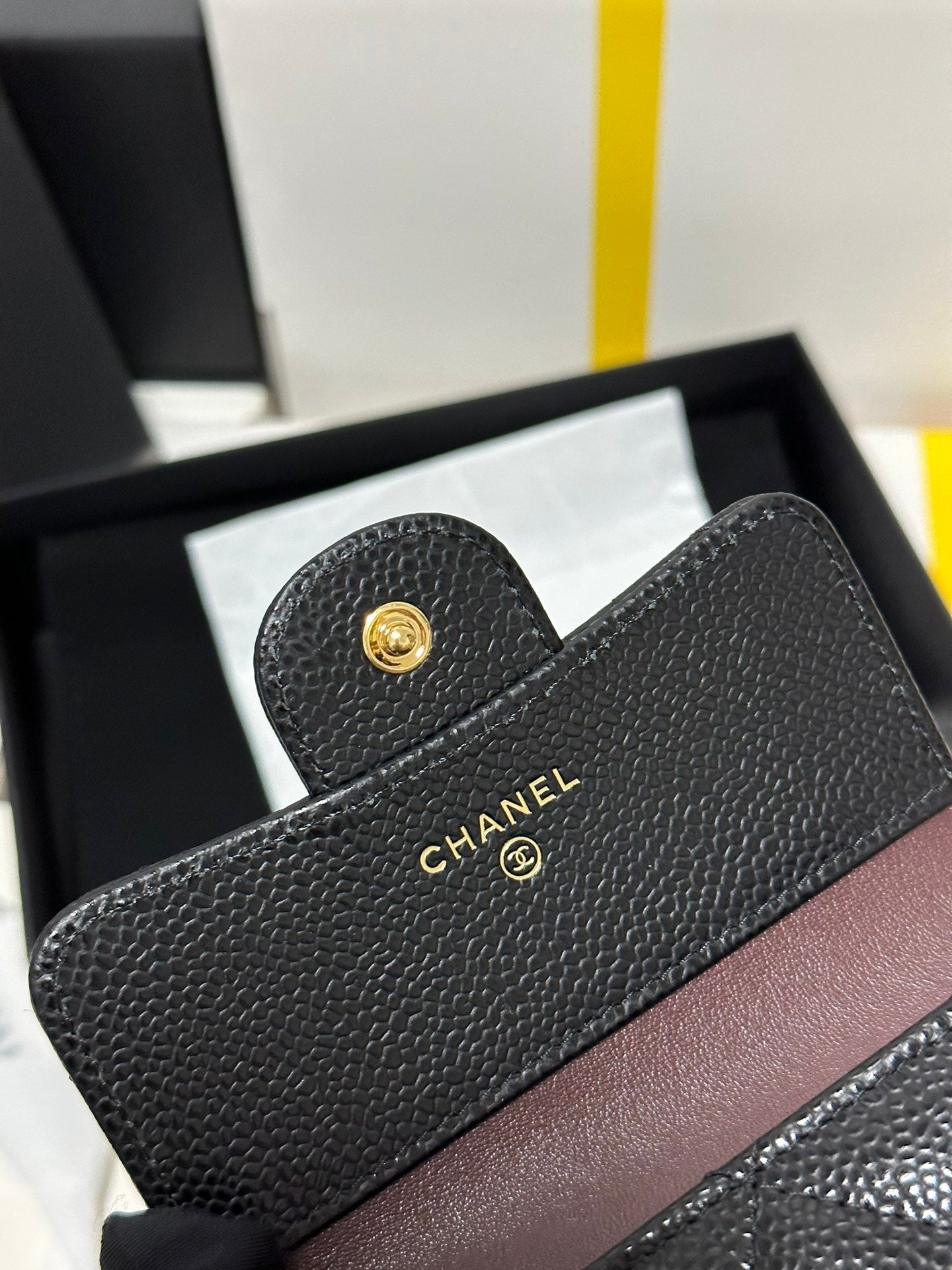 Portefeuille à rabat CC Classic, petit format, noir matelassé, caviar, boucle dorée, 243686