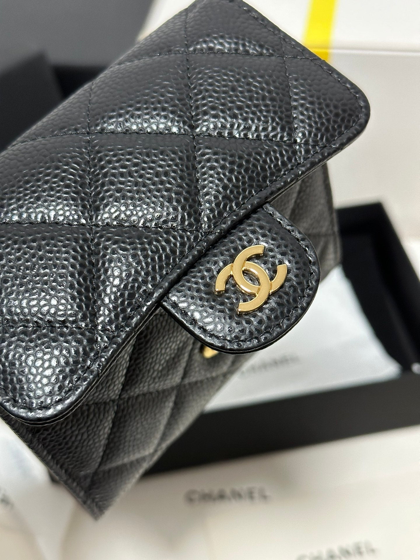 Portefeuille à rabat CC Classic, petit format, noir matelassé, caviar, boucle dorée, 243686