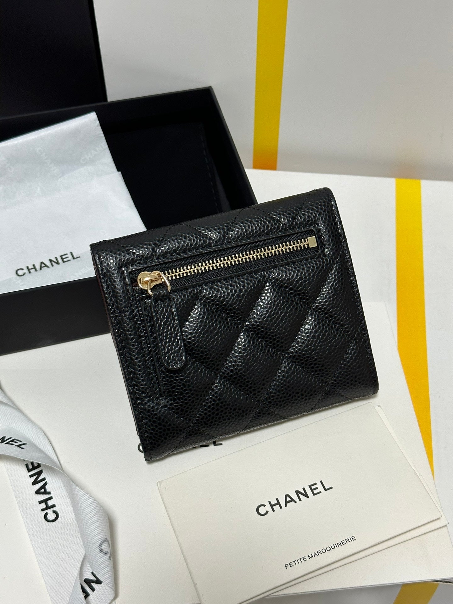 Portefeuille à rabat CC Classic, petit format, noir matelassé, caviar, boucle dorée, 243686